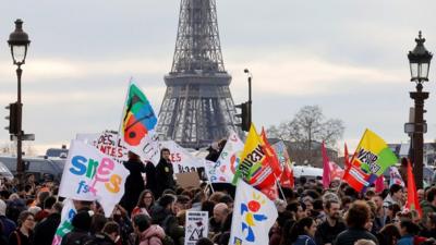 Protesters in front of the Eiffel Tower