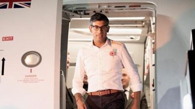 Rishi Sunak stepping off a plane