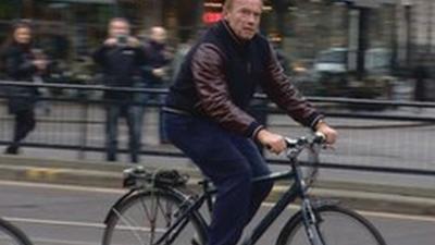 Arnold Schwarzenegger cycles in Edinburgh