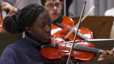 girl playing the violin