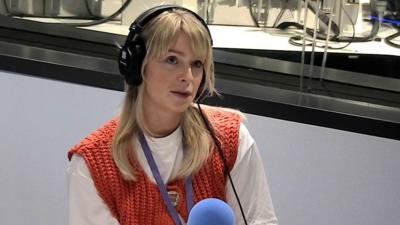 Jess Davies ar Dros Ginio