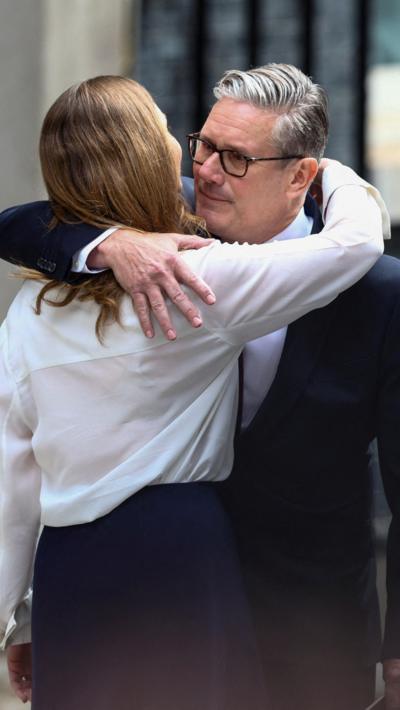 Starmer hugging wife
