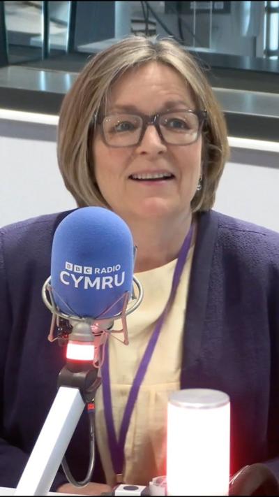Anna Brychan yn stiwdio Radio Cymru 
