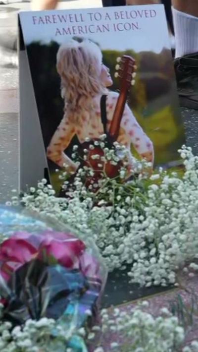 A sign next to Dolly's star that reads 'Farewell to a beloved American icon'