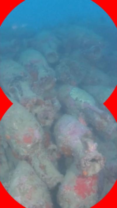 Well-preserved pottery on the seabed 