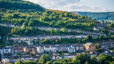 Tai yn y cymoedd