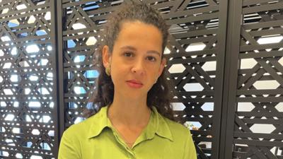BBC reporter Esme Stallard wearing a green shirt