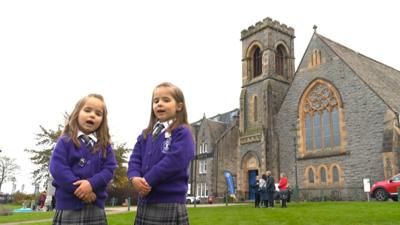 Twins ann an Cabhaig...