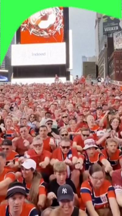 Norwegian fans rowing in Times Square