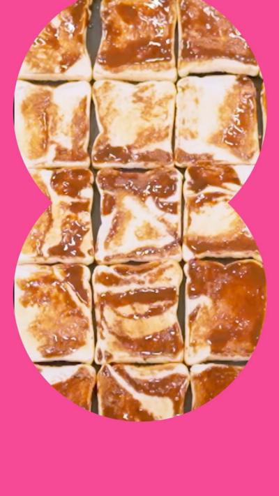 An aerial view of 15 pieces of toast, with different patterns to create an image of Bukayo Saka