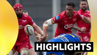 Sam Lousi of Scarlets feeds to Josh Macleod 