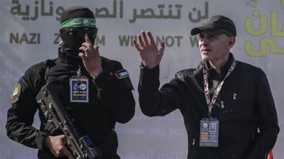 Keith Siegal (r) on stage with a Hamas gunman