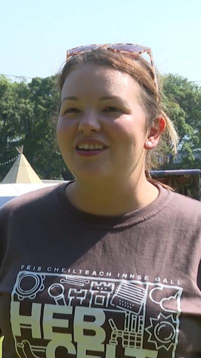 Dealbh de dh'Eilidh Linc le làrach Fèis Cheilteach Innse Gall air a cùlaibh