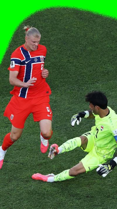 Erling Harland and goalkeeper go for the ball 