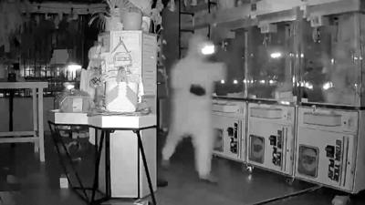 Thieves breaking into a California store