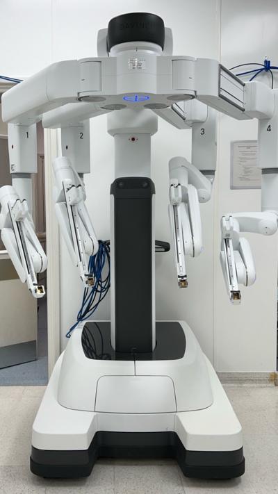 A vertical white operating theatre robot with four arms