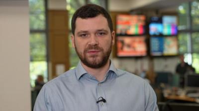 Henry Zeffman in a newsroom
