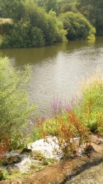 he banks of the River Severn, backing onto nearby fields.