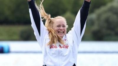 Laura Sugar celebrates her gold medal 