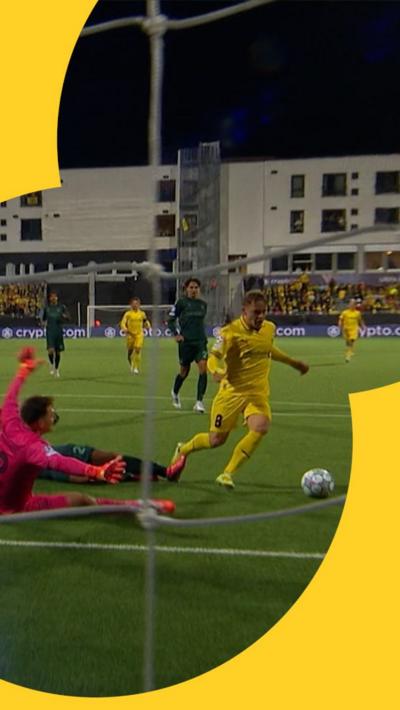 Sondre Auklend going round the keeper