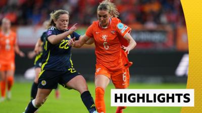 Scotland's Erin Cuthbert and the Netherlands' Jill Roord