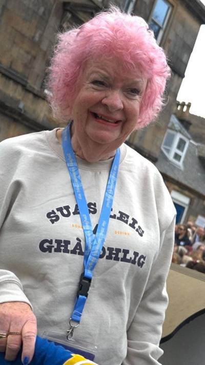 Boireannach le gruag phinc aig Mòd Loch Abair