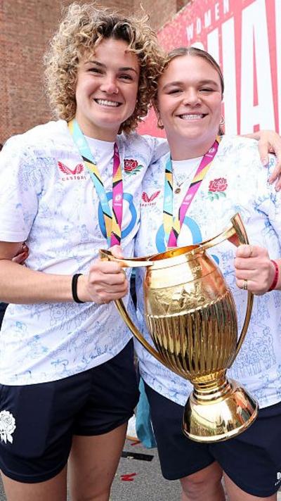Ellie Kildunne with rugby world cup trophy