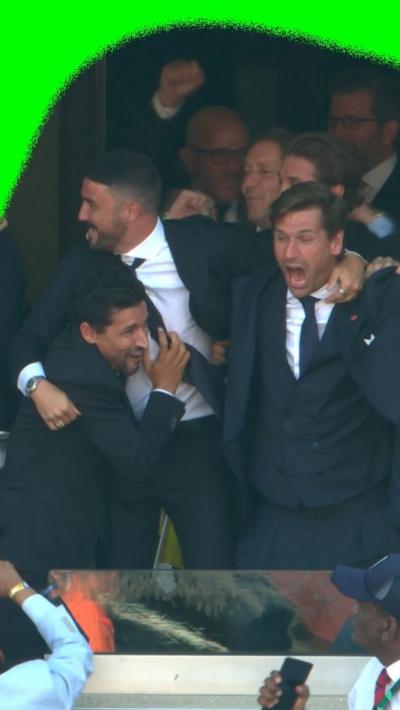 Former Spain players react to Torres' winning goal in the World Cup final.