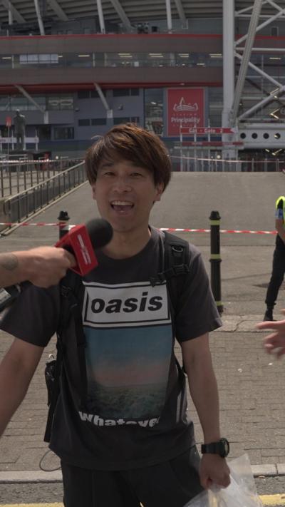 Singing Oasis fan