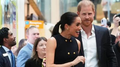 Meghan and harry greet fans and press in Australia