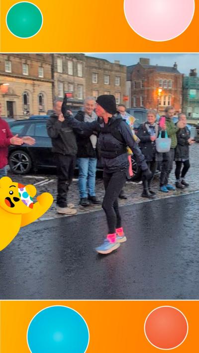 Sara waves at the crowd ahead of Day 4 of her Great Northern Marathon Challenge.