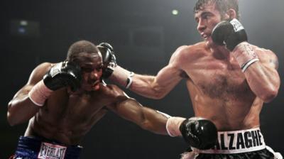 Joe Calzaghe (R) fighting Jeff Lacy