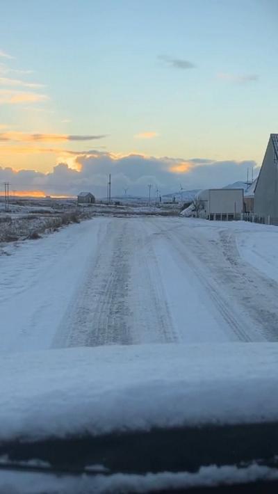 Bhideo bho chàr air na rathaidean an Uibhist còmhdaichte le sneachd