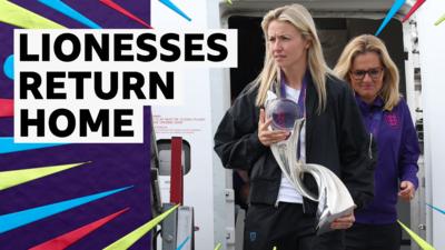 Leah Williamson and Sarina Wiegman leaving the plane with the trophy.