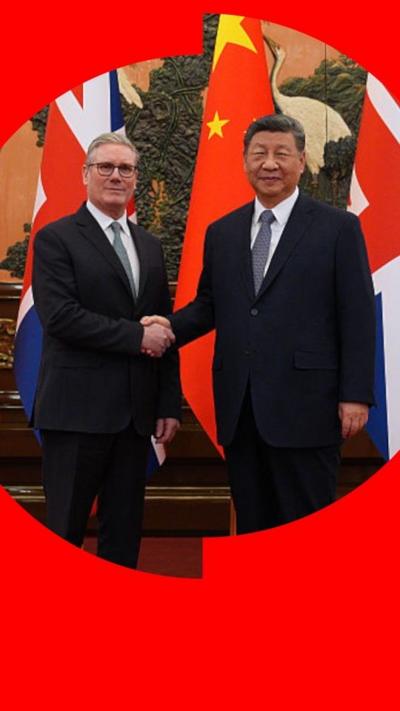 Keir Starmer and Xi Jinping shakes hands in Beijing