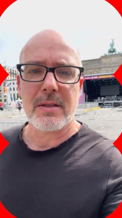 Michael Steininberg stood in front of the Brandenburg gate