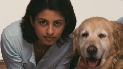 Konnie Huq with a golden retriever