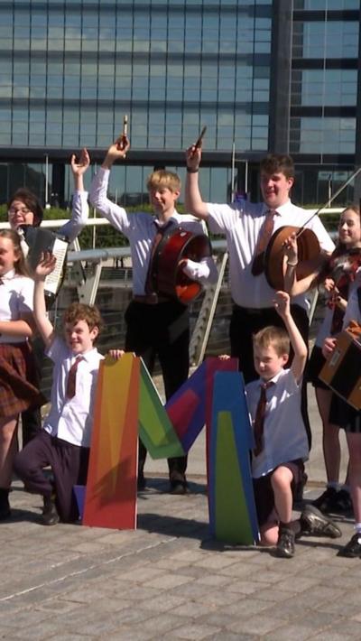 Clann ann an Glaschu aig cur air dòigh Iomall a' Mhòid