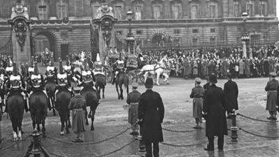 Guards and horse riders lined outside of Buckingham Palace.