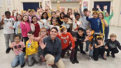 Otis and school children waving