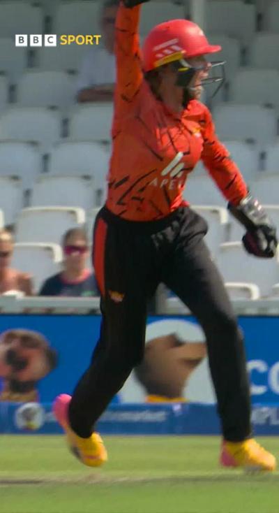Lauren Winfield-Hill celibates a stumping