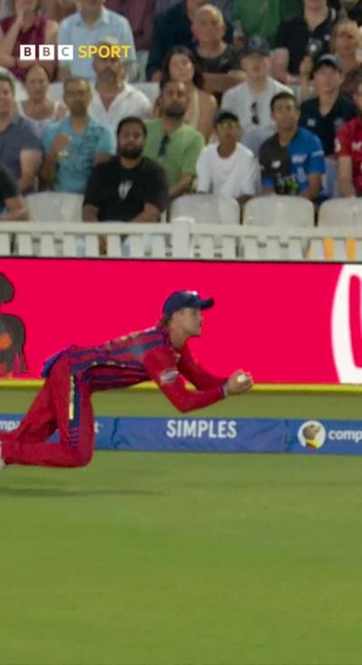 Leus du Plooy taking a catch