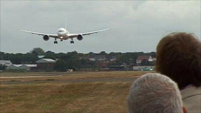 787 Dreamliner landing