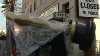Oscar statue carried into Kodak theatre