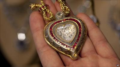 Taj Mahal diamond pendant