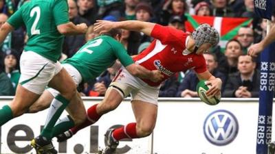 Jonathan Davies dives over to score for Wales