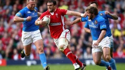 Jamie Roberts breaks through the Italy defence