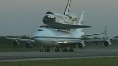 Discovery piggy backs on a 747