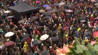 Thousands of Norwegians sing a protest song