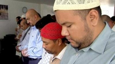 Mexican Muslims praying